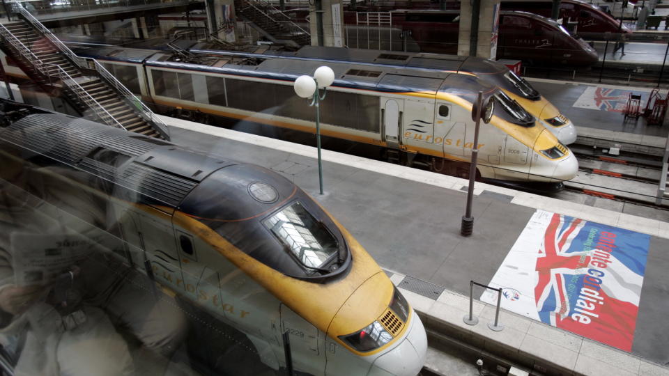 H�Y FART: Eurostar er blant h�yhastighetstogene som brukes i Italia, Frankrike og England - til enkelte milj�verneres fortvilelse. Bildet er av kanaltoget Eurostar i Paris. Foto:B�lstad/Geir. Dagbladet.