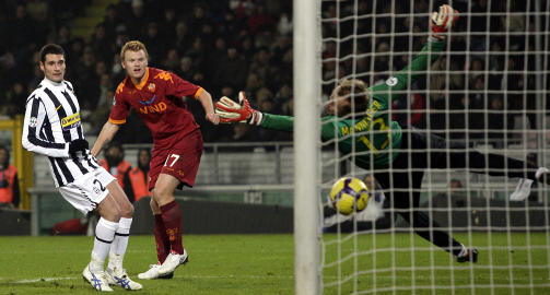 H�Y STJERNE: Riise ble enda mer popul�r da han headet inn vinnerm�let bak reservem�lvakt Alex Manninger p� overtid. Foto: SCANPIX/REUTERS/Alessandro Garofalo