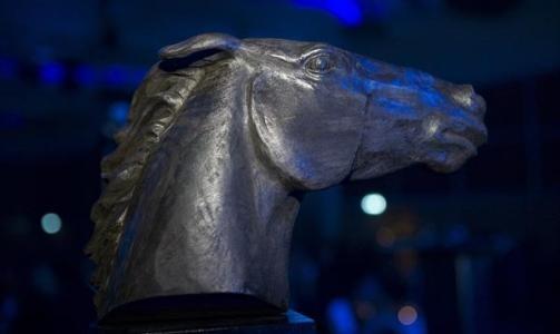 PRISEN: Prisen til �rets hest var en miniutgave av denne skupturen som st�r ved Norsk Hestesenter p� Starum og som er signert kunstneren Angelina Engelsen.
Foto: Hestegalla.no