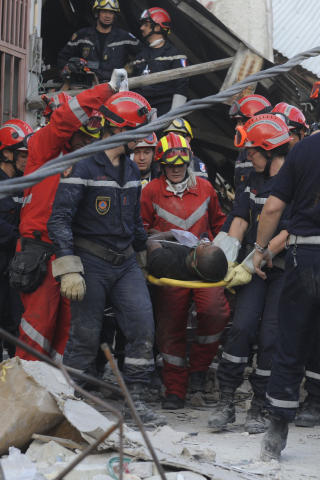  BERGET UT: Wismond Exantus (25) blir hentet ut av ruinene i natt norsk tid.  FOTO:AFP/SCANPIX.