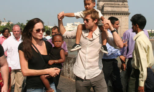UT P� TUR: I 2007 var paret i India sammen. Her er de ute i Mumbai med Maddox og Zahara. Foto: AP/SCANPIX