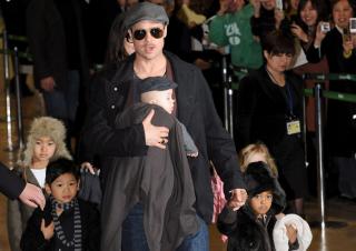 FEM AV SEKS: Her er Brad Pitt med fem av sine seks barn i Japan for ett �r siden. Han b�rer s�nnen Knox og leier lille Zahara, mens s�nnene Pax Og Maddox g�r avg�rde p� egenh�nd. Bak Zahara er det blonde hodet til Shiloh s�vidt synlig. Foto: EPA/EVERETT KENNEDY BROW/SCANPIX