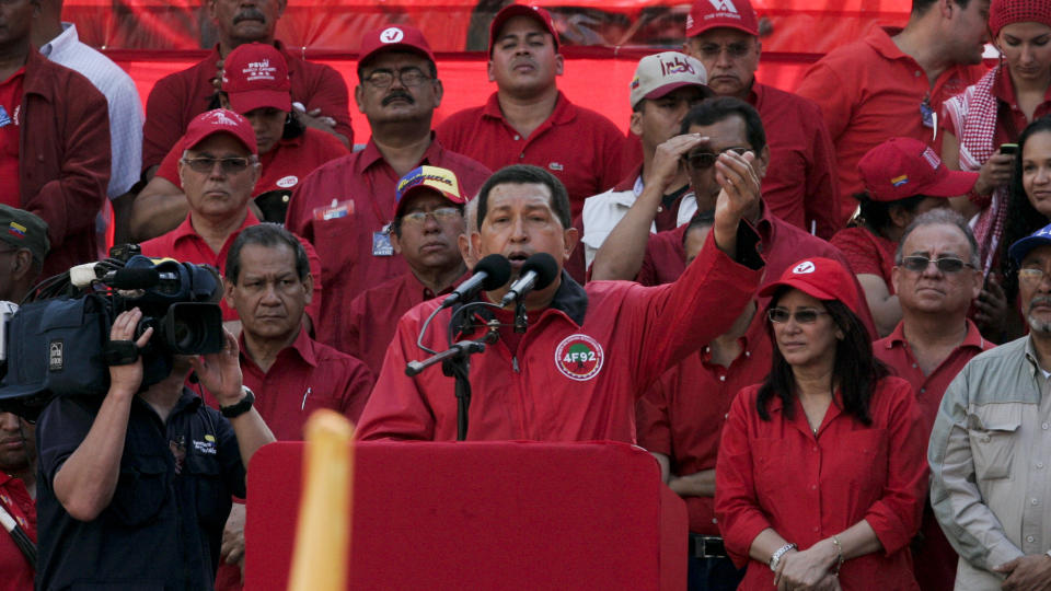 STENGTE SIGNALENE: Venezuelas president Hugo Chav�z taler til sine tilhengere i landets hovedstad Caracas. Chav�z og hans regjering har p�lagt landets fjernsynsstasjoner � overf�re talene som han og andre toppledere holder. S�ndag ble seks stasjoner tatt av lufta fordi de ikke hadde rettet seg etter denne ordren, noe som f�rte til at kabeloperat�rene stengte formidlingen av signalene. Foto: REUTERS / Edwin Montilva / SCANPIX