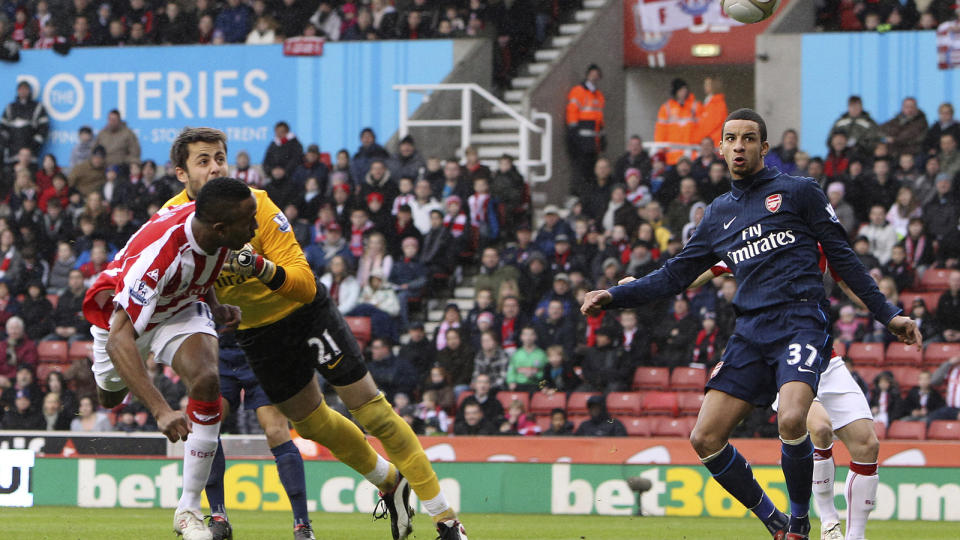 B�RTUR: Lukasz Fabianski var p� b�rtur allerede etter 66 sekunder, og Ricardo Fuller (t.v.) header Stoke i ledelsen etter et langt innkast fra Rory Delap. Foto: Darren Staples, Reuters/Scanpix