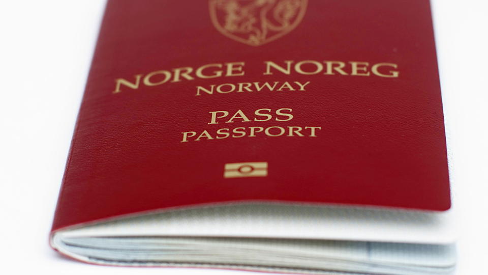 LAGRER FINGERAVTRYKK: Politiet innf�rer lagring av fingeravtrykk i pass fra 6. april. Dette vil gj�re passene tryggere og vanskeligere � manipulere.
Foto: Stian Lysberg Solum / SCANPIX