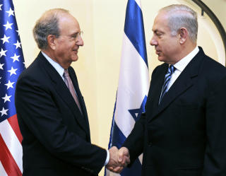 I M�TE MED USA: Netanyahu var i dag i m�te med USAs Midt�sten-utsending George Mitchell. Timer etterp� gjorde han krav p� at Vestbredden ville v�re en del av Israel for alltid. Foto: REUTERS/Avi Ohayon/GPO/Scanpix
