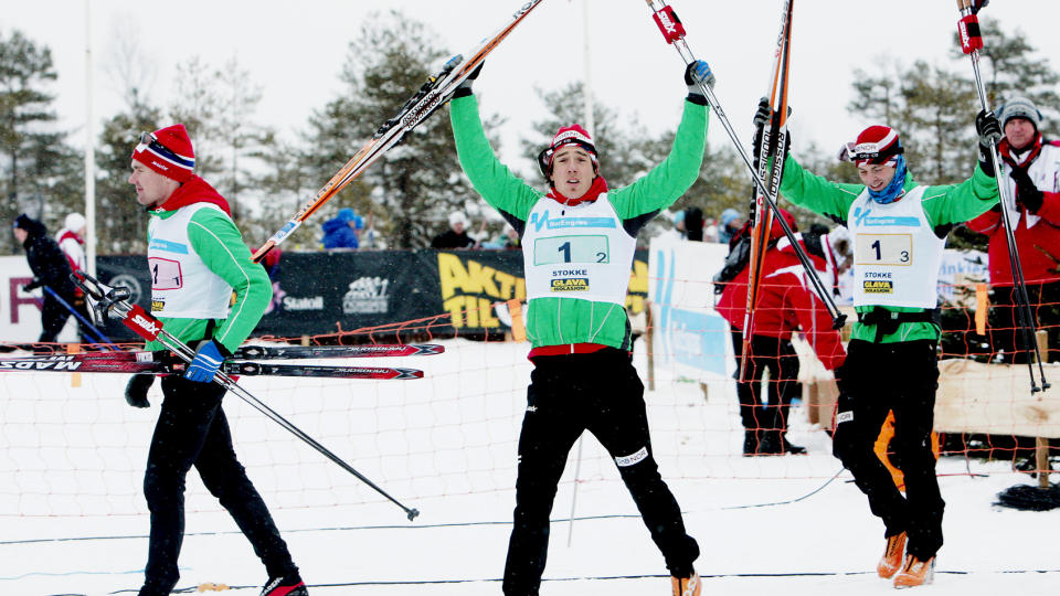 ELDAR KOM TIL UNNSETNING: Skogns Anders Myrland falt og tapte nesten et minutt p� f�rsteetappen. Men Eldar R�nning og Johan Kj�lstad ordnet opp og s�rget for at Skaug vant stafetten i ski-NM i Stokke s�ndag.
Foto: STIAN LYSBERG SOLUM / SCANPIX