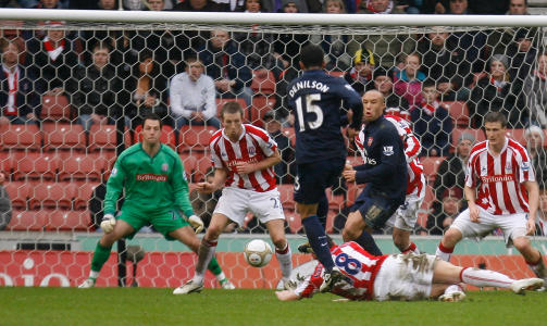 HELDIG: Arsenals utlikning kom via en eller to Stoke-spillere p� d�dball. Selv om Denilson nok vil bli tilkjent scoringen. Men utlikningen ble aldri annet enn et tr�stem�l. Foto: Simon Dawson, AP/Scanpix