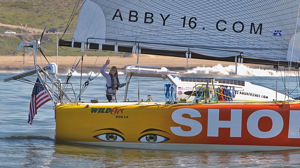VINKER FARVEL: Abby Sunderland (16) vinker fra seilb�ten Wild Eyes p� vei ut p� jordomseiling. Foto: AP/Richard Hartog/Scanpix