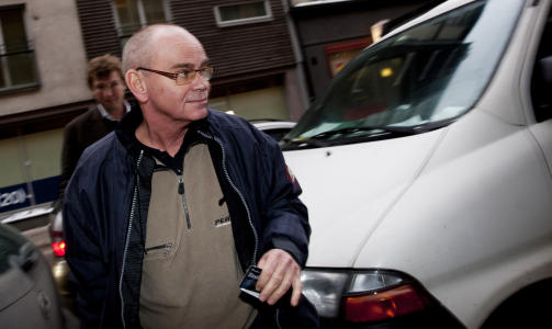 KRISEM�TE: Administrerende direkt�r Erik Omland i helseforetaket Vestre Viken p� vei inn til krisem�tet hos Helsetilsynet s�ndag ettermiddag.
Foto: Christian Thomassen / SCANPIX