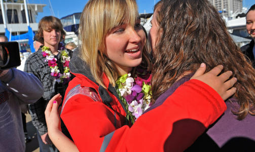 STORT OPPM�TE: Abby f�r en klem fra venninna Casey Nash f�r hun forlater California i sitt fors�k p� verdensrekord. Foto: AP/Richard Hartog/Scanpix