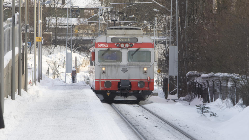OMKOM: En mann d�de da han ble p�kj�rt av toget p� Gj�vikbanen i ettermiddag. Her er tog p� Nydalen stasjon p� Gj�vikbanen. Foto: Scanpix