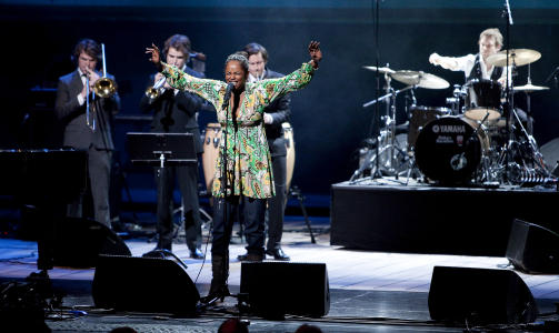 SJELFULL: Nora Noor framf�rte �Someday we'll always be free� under s�ndagens dugnadskonsert for Haiti i Oslo. Foto: Espen R�st/Dagbladet
