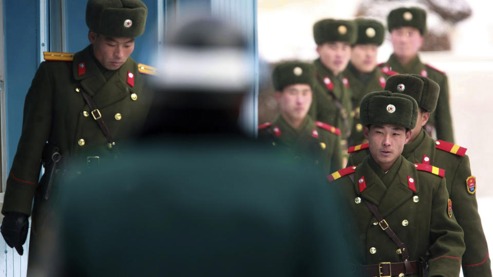 HISSER TIL KRIG: Nord-Korea beskylder S�r-Korea for � erkl�re krig etter at de uttalte at de ville komme et fryktet atomangrep i forkj�pet. Dette bildet viser nord-koreanske soldater som ser mot S�r. Foto: AP/Choi Jae-koo Yonhap/Scanpix.