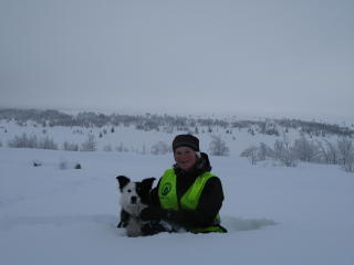REDDET MANN: Redningshunden Sjakk og hundef�rer Susanne Bengtsson reddet en mann fra � fryse ihjel. Foto: Norske Redningshunder