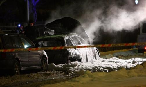  UTBRENT:  Denne bilen st�r fullstendig utbrent ved Botanisk hage, to kvartaler fra skytingen hjemme hos Mulla Krekar i Heimdalsgata 36 p� T�yen. Politiet tror bilen har tilknytning til de to mennene som l�p fra �stedet. FOTO: SVEIN GUSTAV WILHELMSEN.