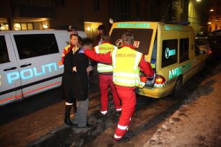  TRUFFET I ARMEN:  Mulla Krekars svigers�nn blir f�rt inn i ambulansen med skuddskader etter skyting ggjennom vinduet til svigerfars leilighet i Heimdalsgata 36 i natt. FOTO: SVEIN GUSTAV WILHELMSEN.