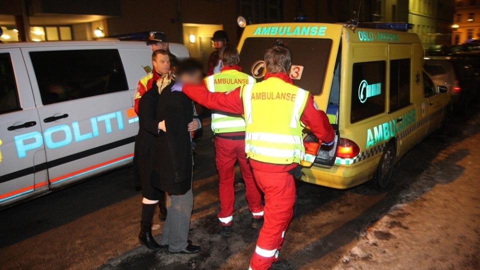  SKUTT HOS MULLA KREKAR:   Mulla Krekars svigers�nn blir f�rt inn i ambulansen utenfor Heimdalsgata 36 med skuddskader. FOTO: SVEIN GUSTAV WILHELMSEN.