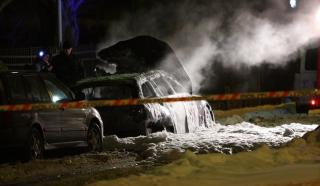 MULIG SAMMENHENG:  En m�rk BMW stasjonsbil uten skilter ble satt i fyr og totalskadd to kvartaler unna Krekars leilighet rundt tidpunktet da skytingen skjedde og to ukjente menn l�p fra Heimdalsgata. Politiet tror det er en sammenheng. FOTO: TOMM W. CHRISTIANSEN.