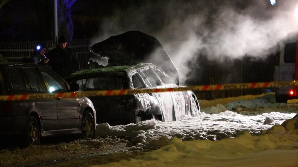 UTBRENT: Denne utbrente BMW-en uten skilter ble funnet to kvartaler unna Krekars leilighet rundt tidpunktet da skytingen skjedde og to ukjente menn l�p fra Heimdalsgata. Politiet tror det er en sammenheng mellom hendelsene. FOTO: Svein Gustav Wilhelmsen
