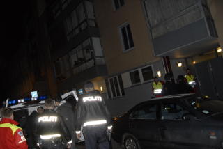 F�RES BORT:  Mulla Krekar f�res inn i politibilen utenfor Heimdalsgata 36. FOTO: BENJAMIN BAKKEN, KRIMFOTO.