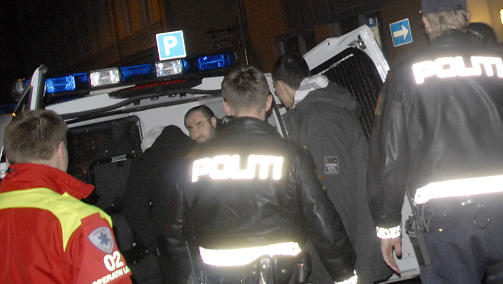 I SIKKERHET: Mulla Krekar f�res bort i politibil etter skytingen mot leiligheten hans i Heimdalsgata 36 i Oslo like f�r klokka 02 i natt. Flere skudd ble avfyrt gjennom et vindu - Krekars svigers�nn ble truffet i armen. FOTO: BENJAMIN BAKKEN, KRIMFOTO.