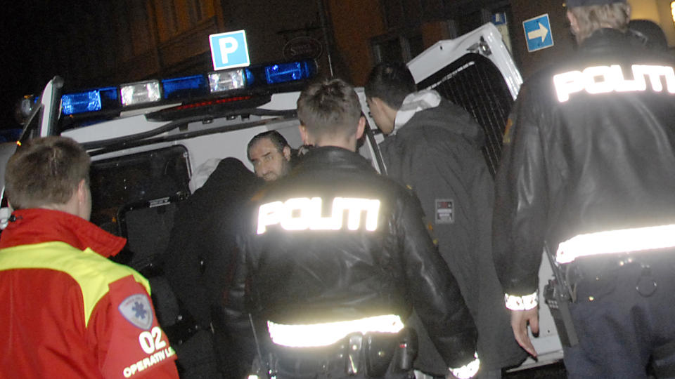  I SIKEKRHET:  Mulla Krekar f�res bort i politibil etter skytingen mot leiligheten hans i Heimdalsgata 36 p� T�yen i Oslo like f�r klokka 02 i natt. Flere skudd ble avfyrt gjennom et vindu - Krekars svigers�nn ble truffet i armen. FOTO: BENJAMIN BAKKEN, KRIMFOTO.