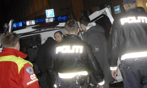 F�RES I SIKKERHET: mulla Krekar f�res i sikkehet av politiet etter skuddene mot leiligheten hans. Foto: Benjamin Bakken, Krimfoto