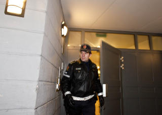  LEDET AKSJONEN:  Politiets innsatsleder Kjell Kverme ved hovedinngangen til Heimdalsgata 36. FOTO: TOMM W. CHRISTIANSEN.