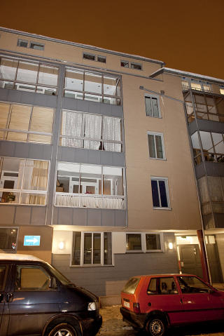  �STED:  Inngangen til Heimdalsgata 36, der skytingen mot Mulla Krekars leilighet skjedde fra en gang p� baksiden av bygget gjennom et vindu i 5. etasje. Vinduene i 5. etasje ligger delvis skjult her rett under toppetasjen i sjette. FOTO: TOMM W. CHRISTIANSEN.