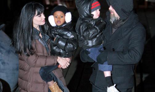 ENIGE OM BARNA: If�lge den britiske tabloidavisa News of The World, har Brad Pitt og Angelina Jolie allerede blitt enige om hvordan de skal fordele ansvaret for parets tilsammen seks barn. Foto: STELLA PICTURES