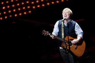 FOR HAITI: Kurt Nilsen under st�ttekonserten for jordskjelvrammede Haiti, i Operaen s�ndag kveld. Foto: Christian Thomassen / Scanpix