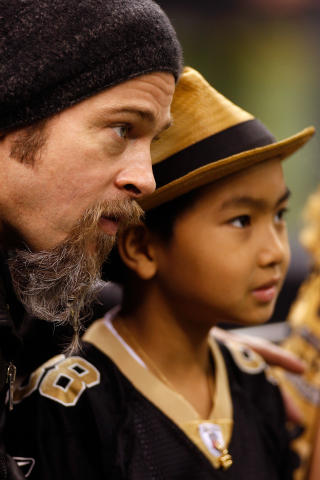 P� KAMP: Brad Pitt sammen med s�nnen Maddox Jolie-Pitt. Foto: Chris Graythen/Getty Images/AFP