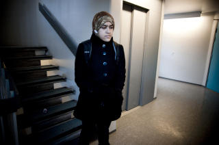 GJEMTE SEG: 
- Jeg h�rte skuddene og ble redd, sier Amna Ullah (13). Foto: �ISTEIN NORUM MONSEN