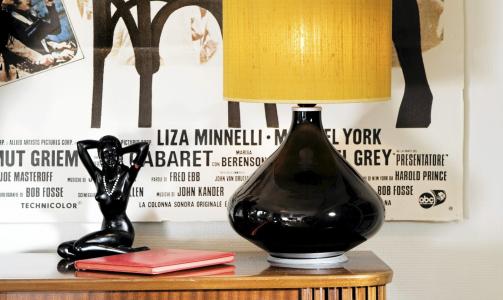 KUL LAMPE: Porselensfiguren av den afrikanske kvinnen har jeg f�tt i gave og filmplakaten har jeg kj�pt av en kompis som er i filmbransjen. Jeg har limt den p� en mdfplate for � gj�re den litt mer varig. Den spanske lampen er fra Eske. FOTO: Siri M�ller