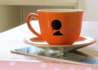 FRA CAPE TOWN: Kaffekoppen kj�pte jeg i Cape Town da jeg bodde der. Frokostbrettet er dekorert med motiver fra Oslo og trivelige budskap � starte dagen med. FOTO: Siri M�ller