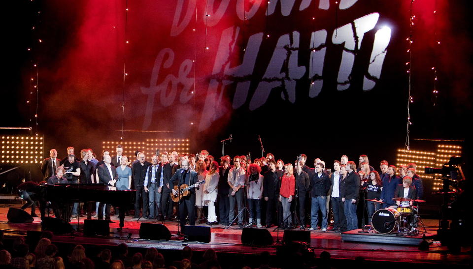 DUGNAD FOR HAITI: I Operaen i Oslo.  Alle artistene synger med p� Ole Paus l�t Den stilleste timen, som han har skrevet etter jordskjelvet i Haiti.  Foto: Espen R�st / Dagbladet