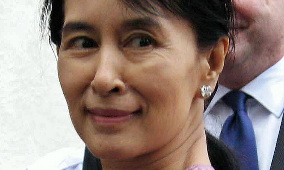 FRI: Aung San Suu Kyi slipper ut av husarrest i november, sier en av Burmas generaler. Men hvor fri blir hun som fri?  AFP PHOTO/FILES/HLA HLA HTAY
