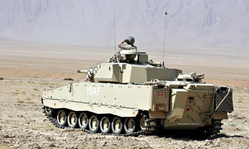 PANSERVOGNF�RER DREPT: Den drepte soldaten (22) var if�lge Forsvaret f�rer av en slik CV90 stormpanservogner.  Panservognene er ment � gi soldatene god beskyttelse under farlige oppdrag i Afghanistan. Ei veibombe klarte likevel � ta livet av soldaten, mens to ble lettere s�ret.  Foto: Forsvaret