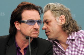 LIVSLANGT ENGASJEMENT: U2s Bono og  Bob Geldof under G8-m�tet i Gleneagles, Skottland i 2005. I organisasjonen Make Poverty History har de engasjert seg blant annet mot gjeldsslette. Foto: REUTERS/Arnd Wiegmann