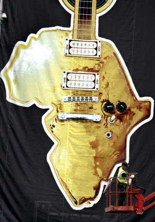 LIVE 8: Musikk for Afrika igjen i Hyde Park i 2005. Bob Geldof sto bak. �Do it. Please do it. The world is watching,� sa musikeren.  Foto: AP /Lefteris Pitarakis