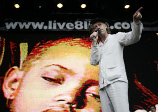 KRITISK TIL LIVE 8:  Dave Timms, som representerer den britiske organisasjonen World Development Movement, var skuffet etter veldedighetskonserten: - Noen av musikerne ante virkelig ikke hva de snakket om. Bob Geldofs kommentarer etter G8 hjalp lite fordi de ga folk inntrykk av at problemet var l�st. Foto: AP/Lefteris Pitarakis