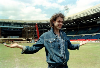 ARRANGERTE P� WEMBLEY: Bob Geldof f�r Live Aid i London i juli 1985. Foto: AP/David Caulkin