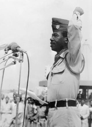 TVANGSFLYTTET OG KOLLEKTIVISERTE: Etiopias president Mengistu Haile Mariam fikk penger fra b�de Live og Band Aid. Han ble d�mt til d�den for folkemord i 2008 og holder n� til i Zimbabwe. Foto: AFP