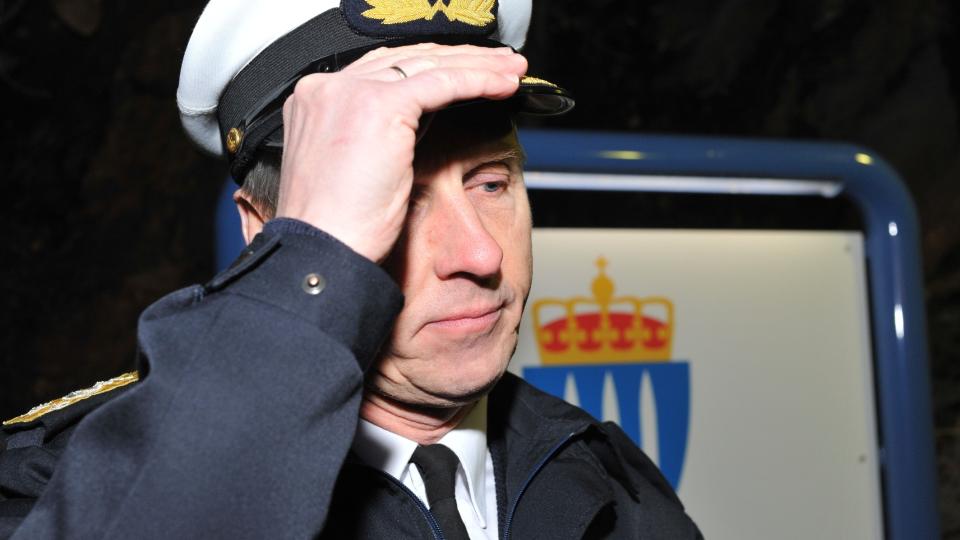 TUNG DAG: Kontreadmiral Trond Grytting beklager tapet av en norsk soldat. Ved Forsvarets operative hovedkvarter ble det i dag flagget p� halv stang. Foto: Carl Christian Engstad / Dagbladet