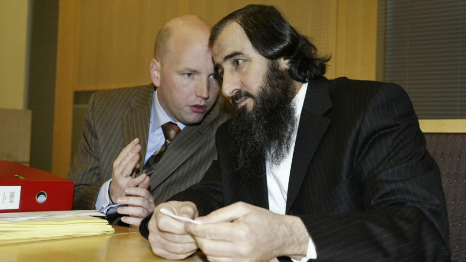 V�PNET ANGREP: Her er mulla Krekar og advokat Brynjar Meling i Oslo tingrett i 2004. Natt til i dag ble Krekars svigers�nn lettere skadd da skudd ble avfyrt mot Krekars leilighet p� T�yen i Oslo.

FOTO: SVEINUNG UDDU YSTAD, Dagbladet