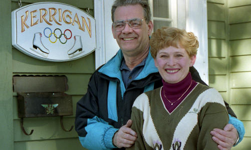 D�DE: 70 �r gamle Daniel Kerrigan kollapset etter klinsjen med s�nnen. Her sammen med kona Brenda. Foto: AP Photo/Susan Walsh