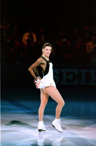 TOK S�LV P� LILLEHAMMER: Men Nancy Kerrigan er mest kjent for � ha blitt sl�tt i kn�rne med en jernstang av Tonya Hardings eks-kj�reste. Foto: AP Photo/Charles Krupa