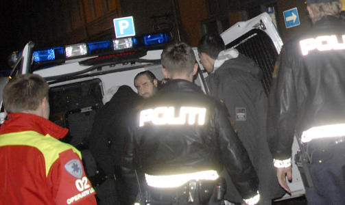 NATT TIL MANDAG: Her sitter Krekar i en politibil etter at bev�pnet politi med skuddsikre skjold fraktet ham ut av byg�rden p� T�yen. Foto: BENJAMIN BAKKEN / KRIMFOTO