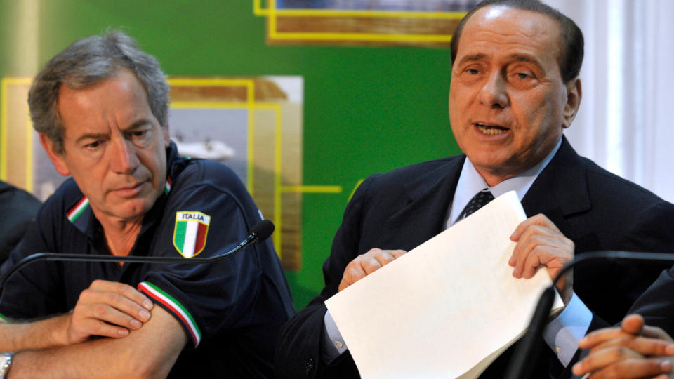 KRITISERER USA: Italias fremste katastrofekoordinator Guido Bertolaso (t,v) mener den USA-ledede hjelpeinnsatsen p� Haiti er feilsl�tt. Her avbildet sammen med statsminister Silvio Berlusconi. Foto: AP/Sandro Perozzi